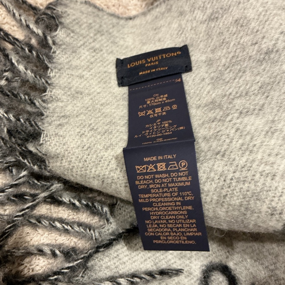 NWOT Louis Vuitton Monogram Black and White Cashmere Shawl Scarf, 170 x 45 cm - Picture 6 of 6